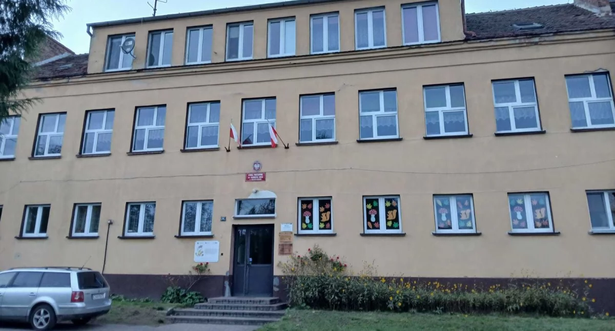 Ten budynek zdaniem rodziców będzie niszczał po opuszczeniu go przez dzieci. Za przykład podają zamkniętą szkołę w Sipiorach. fot. Dorota Flig