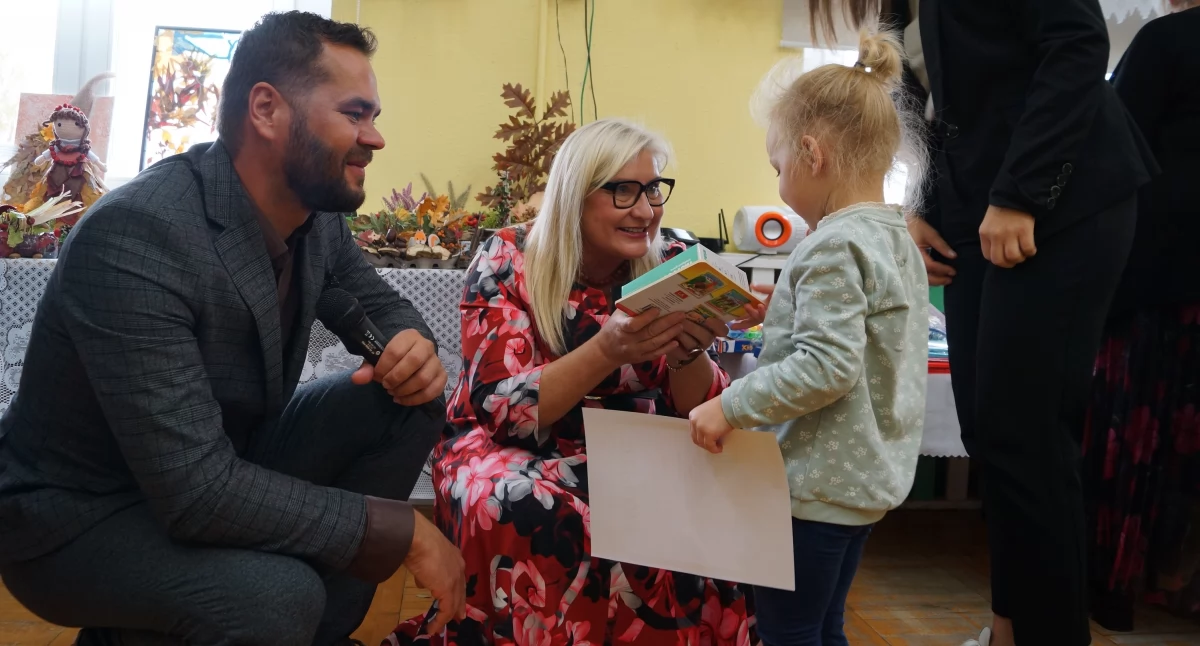 Burmistrz Kcyni wręczał nagrody w konkursie Barwy jesieni fot. Ewa Hałas