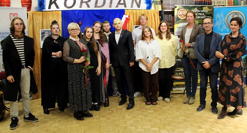 Uczestnicy narodowego czytania w szubińskiej bibliotece fot. Piotr Bembenek