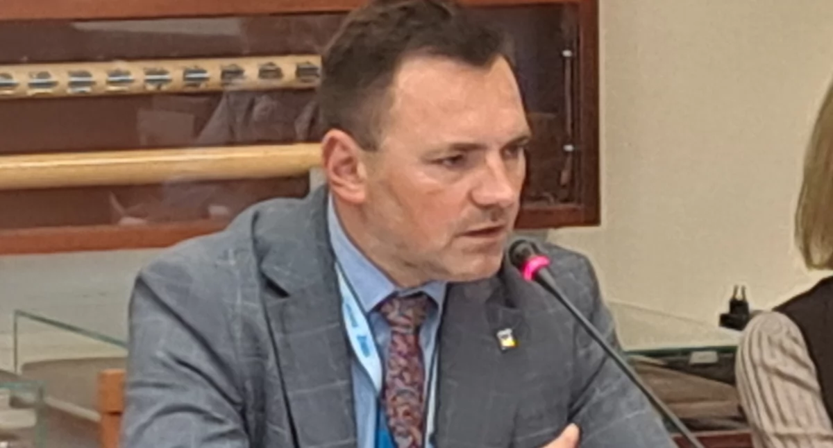 Kierownik wydziału środowiska i rozwoju obszarów wiejskich Paweł Sikora przedstawia radnym na komisji niuanse proponowanych zmian w gminnym systemie gospodarowania odpadami fot. Karol Gapiński