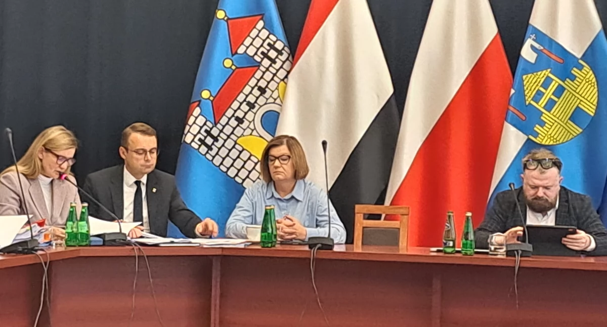 Posiedzenie połączonych komisji rolnictwa i rozwoju obszarów wiejskich oraz budżetu i gospodarki. Na zdjęciu obok szefów tych komisji - odpowiednio Honorata Brzykcy i Marek Gałązka, referujący projekty uchwał podatkowych burmistrz Łukasz Kwiatkowski i skarbnik Bernadeta Chojnacka. fot. Karol Gapiński
