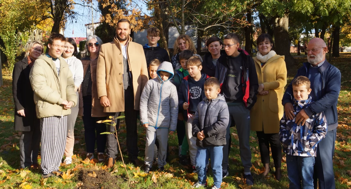 Akcja Dzieci sadzą drzewa zakończona. Kasztanowce posadzone w parku (fot. Ewa Hałas)  