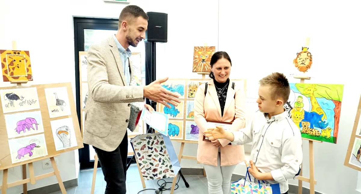 Dyrektor Karol Nojgebauer wręczył młodemu artyście pamiątkowy dyplom oraz upominki. Sam również otrzymał prezent. fot. Justyna Kulpińska
