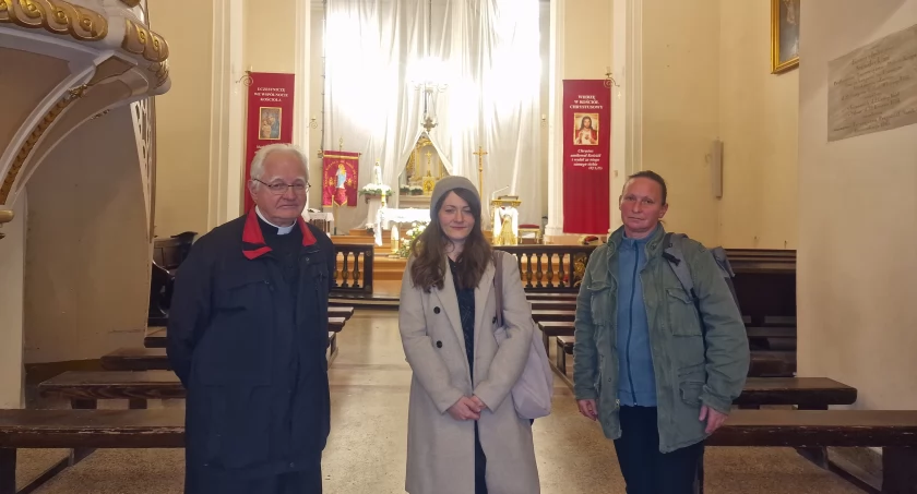 Od lewej: ksiądz prałat dr Tadeusz Nowak – proboszcz parafii, Marta Dąbrowska - konserwatorka dzieł sztuki i Barbara Mrożkiewicz - konserwatorka zabytków fot. Barbara Filipiak