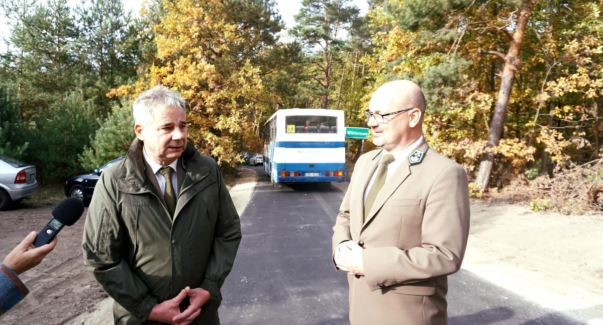 W czasie symbolicznego otwarcia drogi skorzystał z niej widoczny na drugim planie autobus szkolny, co jeszcze bardziej utwierdziło zebranych w przekonaniu, że jej budowa była niezbędna fot. Justyna Kulpińska