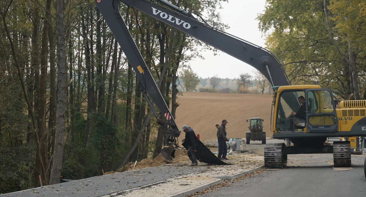 Na moście w Wójcinie po południu 28 października wciąż trwały intensywne prace porządkowe. Do zainstalowania są jeszcze barierki. fot. Karol Gapiński 