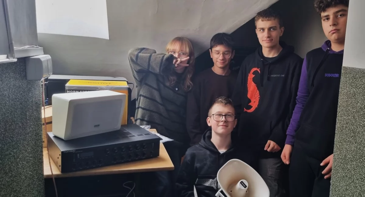 Sprzęty do szkolnego radiowęzła zakupione fot. Ewa Hałas