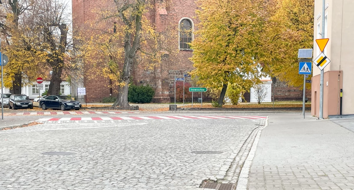 To widzi kierowca jadący Szkolną: wie, że przed nim jest przejście dla pieszych, ale pasy przejścia rowerowego zobaczy dopiero za chwilę fot. Dominik Księski 