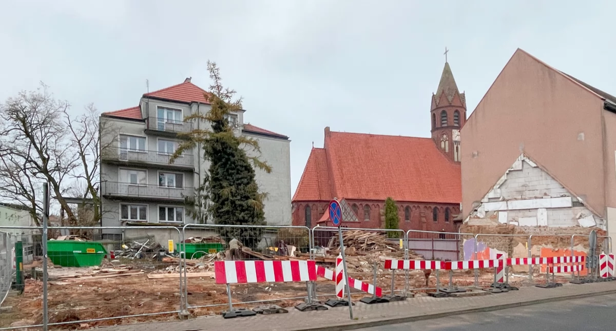 Prace zaczęły się od rozbiórki dachu od strony podwórza fot. Karol Gapiński