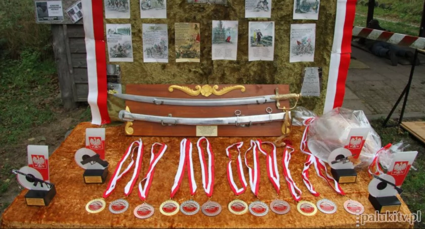 To już szósty turniej. O takie trofea walczyło 12 listopada 2022 roku kilkudziesięciu uczestników zawodów strzeleckich fot. Remigiusz Konieczka, archiwum Pałuk