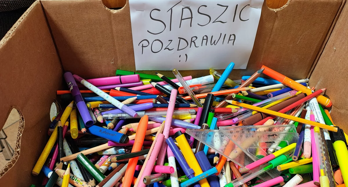 Kartony ze zużytymi materiałami dostarczane są do szkoły niemal każdego dnia fot. Ewa Hałas