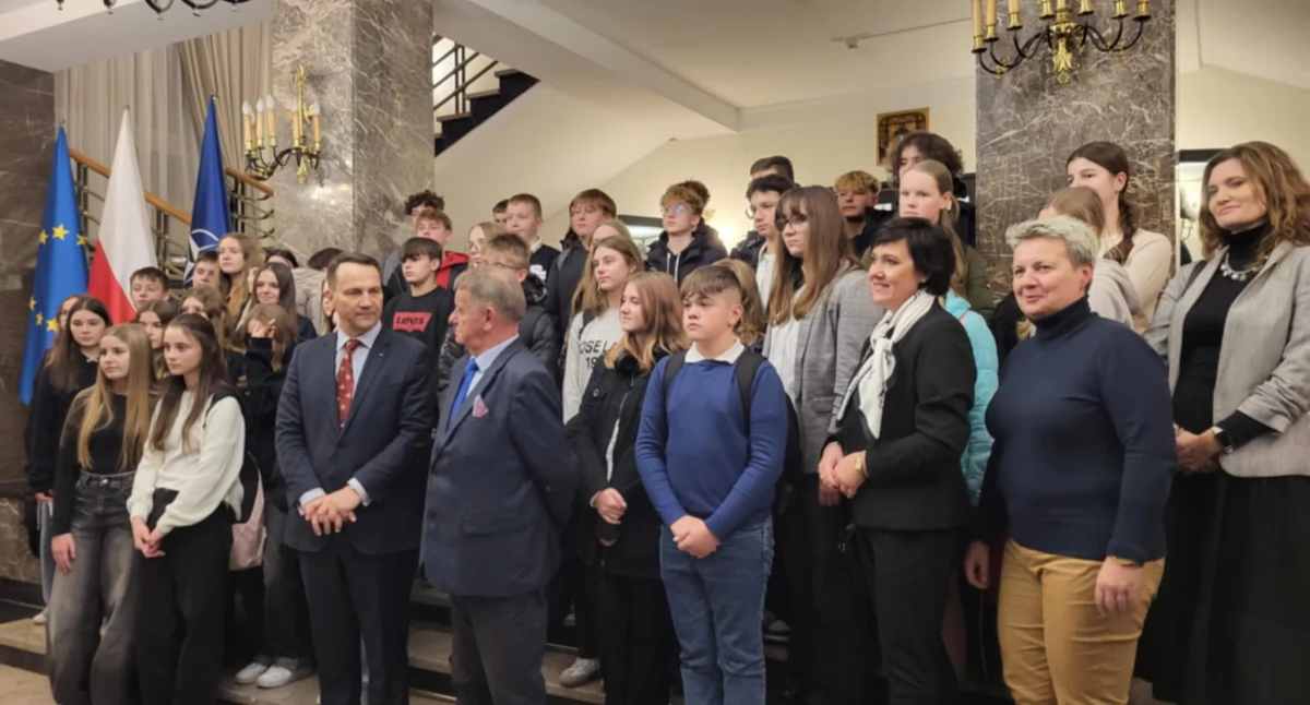 Spotkanie z ministrem Sikorskim w ministerstwie spraw zagranicznych, to jeden z trzech punktów na mapie Warszawy podczas wizyty uczniów szkoły podstawowej w Kcyni (fot. powierzone przez szkołę)) 