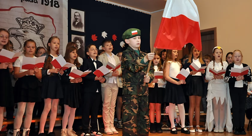  Na scenie wystąpili uczniowie klas IV Szkoły Podstawowej nr 1 w Szubinie fot. Piotr Bembenek