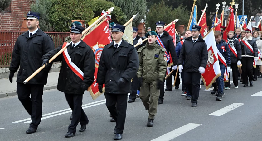 Po mszy świętej uczestnicy przemszerowali pod pomnik na Placu Wolności fot. Piotr Bembenek