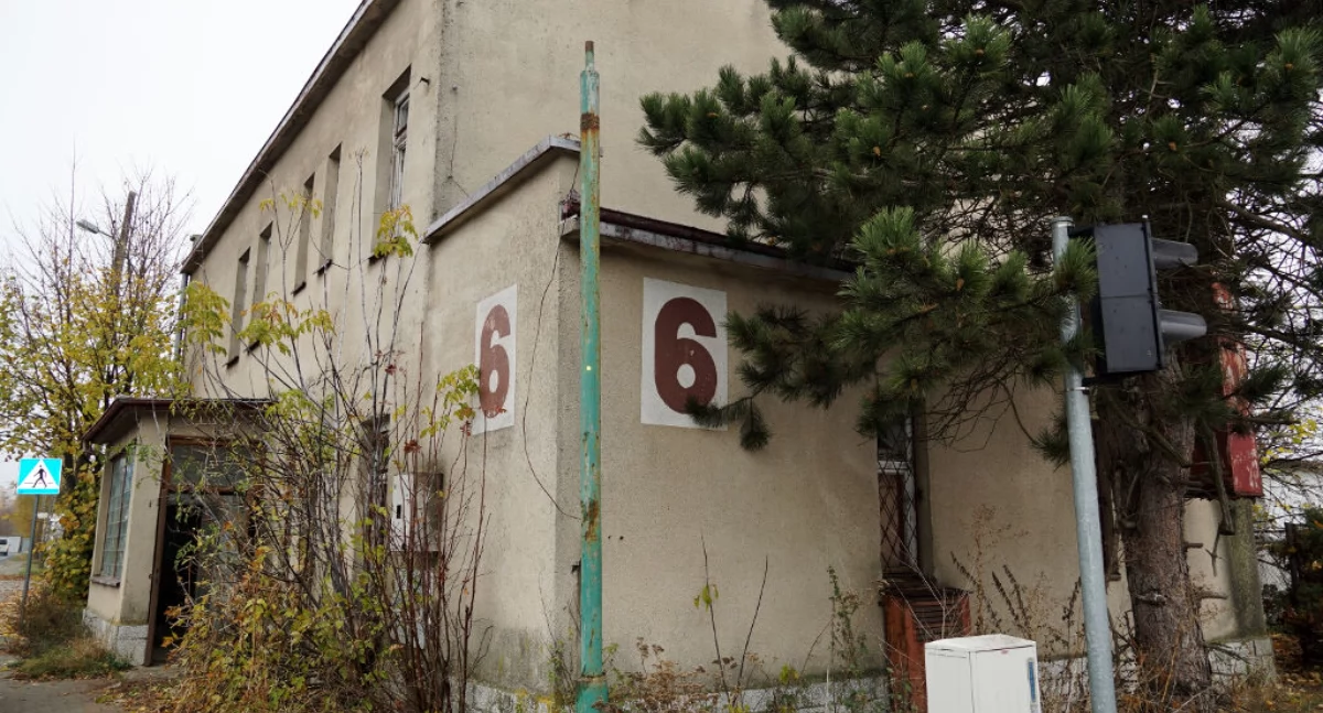 Budynek jest prywatny, stoi poza obszarem zajmowanym przez szpital, ale był wykorzystywany jako siedziba poradni fot. Karol Gapiński 