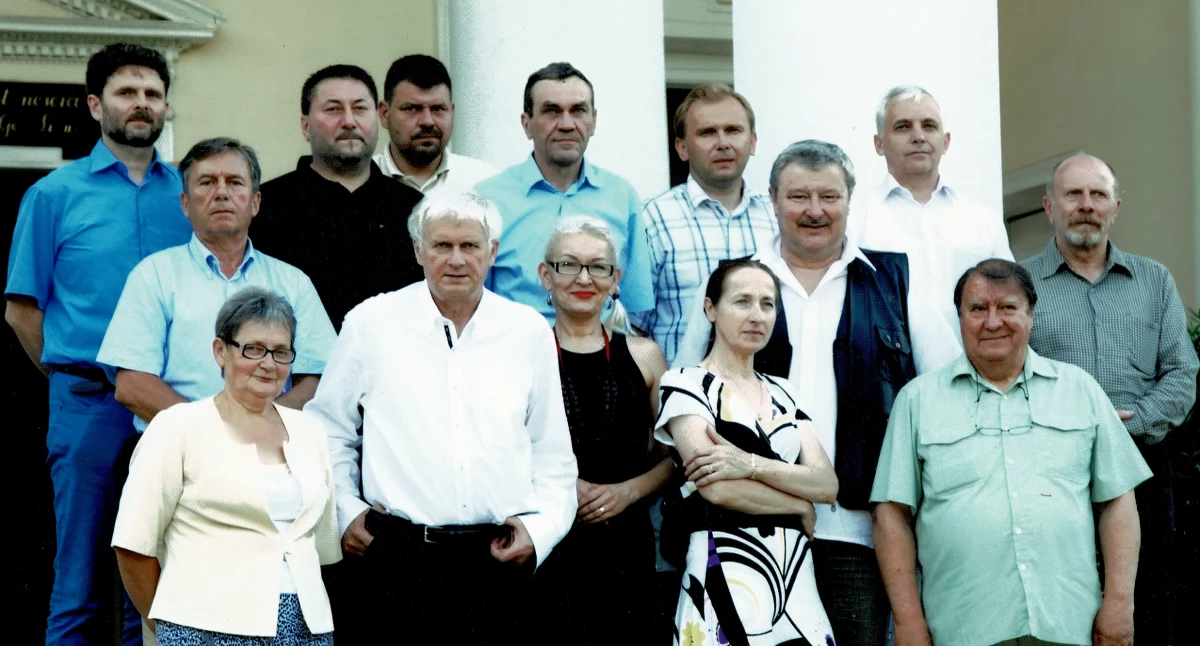 Żnińskie Towarzystwo Kultury po zebraniu przy okrągłym stole, w gościnnych progach pałacu Lubostroń 9 VI 2014 r. Na zdjęciu stoją: Tomasz Gronet, Grzegorz Jankowski, Mirosław Walczak, Michał Woźniak, Kazimierz Wierski, Marek Waligórski, Andrzej Bogdański, Krzysztof Kaczmarek, Zbigniew Dolski, Urszula Nowicka, Stefan Czarnecki, Katarzyna Rodziewicz, Jadwiga Jelinek, Zbigniew Zwierzykowski fot. archiwum Żnińskiego Towarzystwa Kultury
