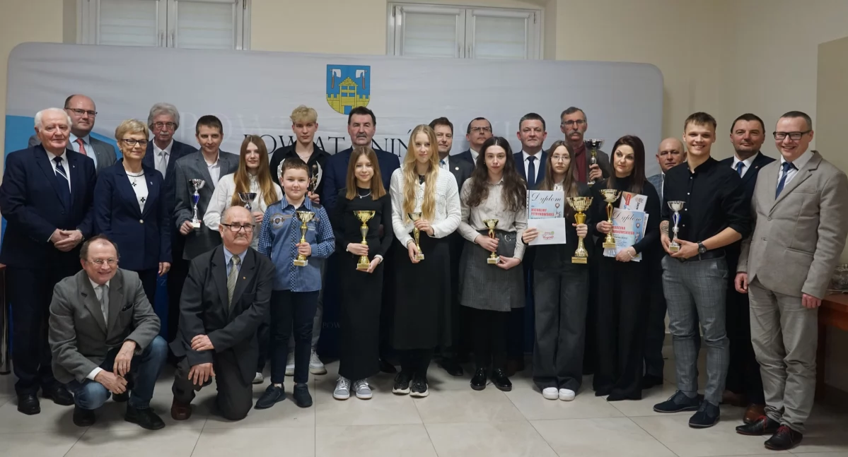 Zwycięzcą XXXII Plebiscytu na Najpopularniejszego Sportowca Pałuk 2023 roku został Maciej Danelski, hokeista LKS Gąsawa. W poniedziałek 11 marca 2024 roku w Starostwie Powiatowym w Żninie miało miejsce ogłoszenie oficjalnych wyników oraz wręczenie statuetki Atlasa, pucharów, dyplomów i nagród ufundowanych przez burmistrzów i wójta gmin, których przedstawiciele znaleźli się w dziesiątce najlepszych. Na zdjęciu dziesięciu najpopularniejszych sportowców z przedstawicielami władz i organizatorami pl