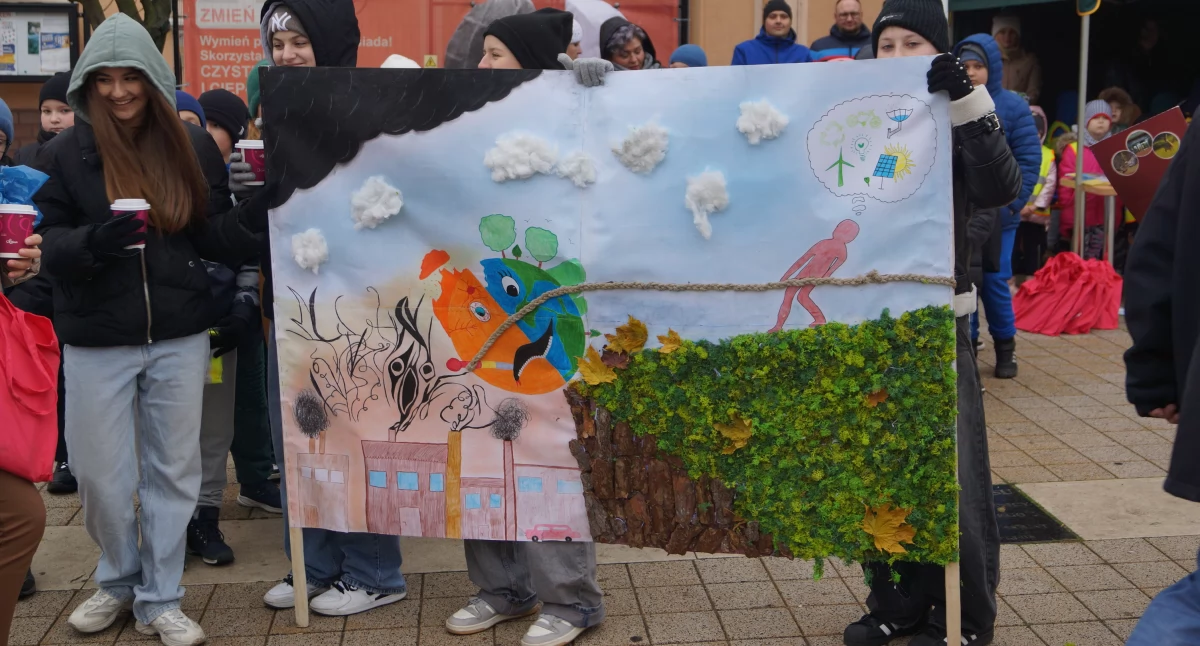 Uczestnicy akcji Czyste Powietrze na Rynku w Kcyni (fot. Ewa Hałas) 
