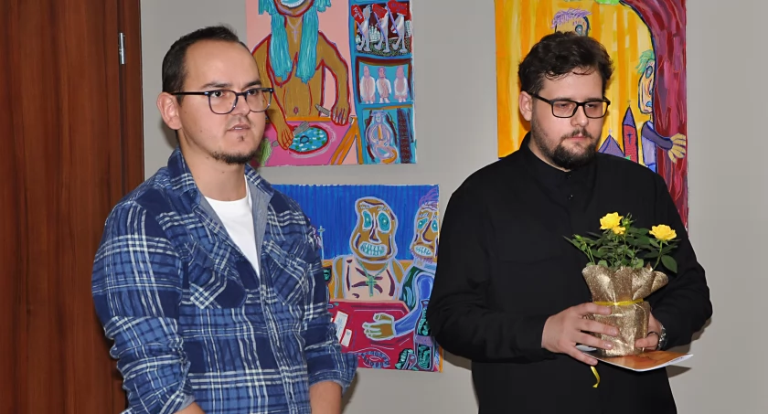 Paweł Pietroń z Szubińskiego Domu Kultury przedstawia artystą Kamila Rutkowskiego, który wystawia swe prace malarskie w galerii Plama’s. fot. Piotr Bembenek