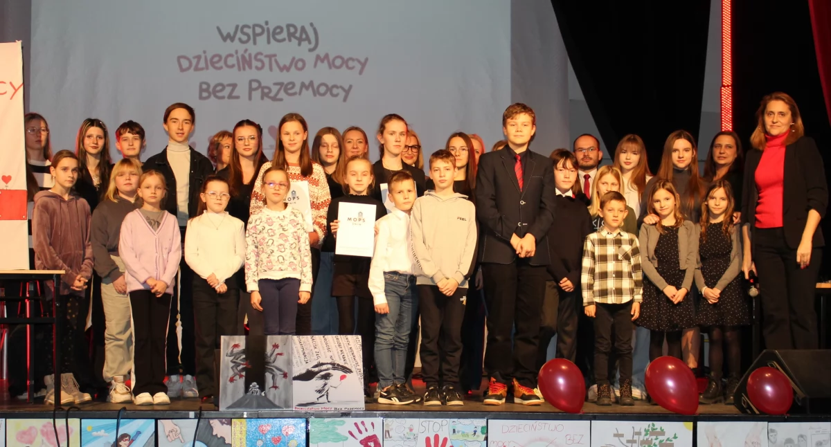 Laureaci i organizatorzy konkurs Dzieciństwo mocy bez przemocy, który odbył się w ranach ogólnopolskiej kampanii Dzieciństwo bez przemocy fot. archiwum MOPS w Żninie