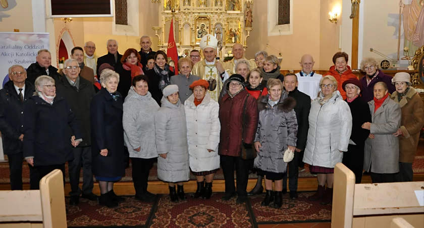 Uczestnicy mszy świętej w 25-lecie Parafialnego Oddziału Akcji Katolickiej w Szubinie z ks. bp. Krzysztofem Włodarczykiem. fot. Piotr Bembenek