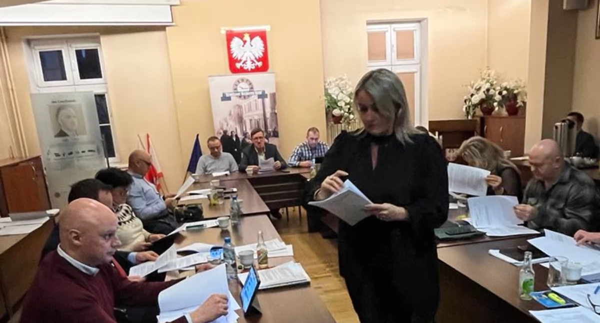 Przewodnicząca rady rodziców Dorota Flig przekazała kcyńskim radnym kopie korespondencji w sprawie likwidacji. fot. Cezary Kucharski