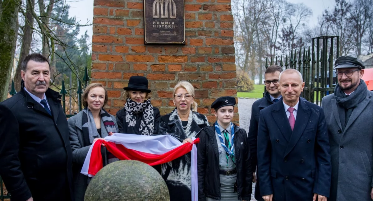 Przy wjeździe do Pałacu Lubostroń umieszczono tablicę oznajmiająca, że jest to Pomnik Historii fot. Wojciech Zdunek