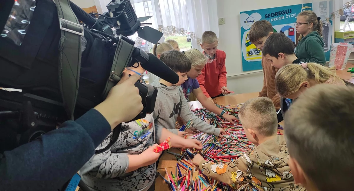Wyjątkowa choinka powstaje w Laskownicy fot. Robert Koniec, SP Laskownica