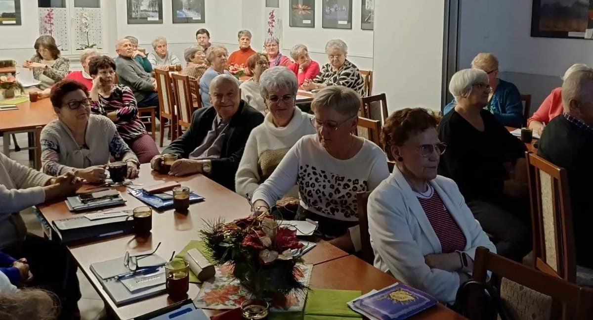Wykłady na UTW gromadzą wielu słuchaczy (fot. powierzone Ilona Kurdelska GCKiB) 