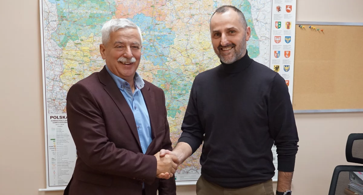 Po lewej były już kierownik wydziału komunikacji i dróg w Starostwie Powiatowym w Żninie Tomasz Barczak, który złożył kurtuazyjną wizytę swojemu następcy, Rafałowi Burchardtowi fot. Karol Gapiński