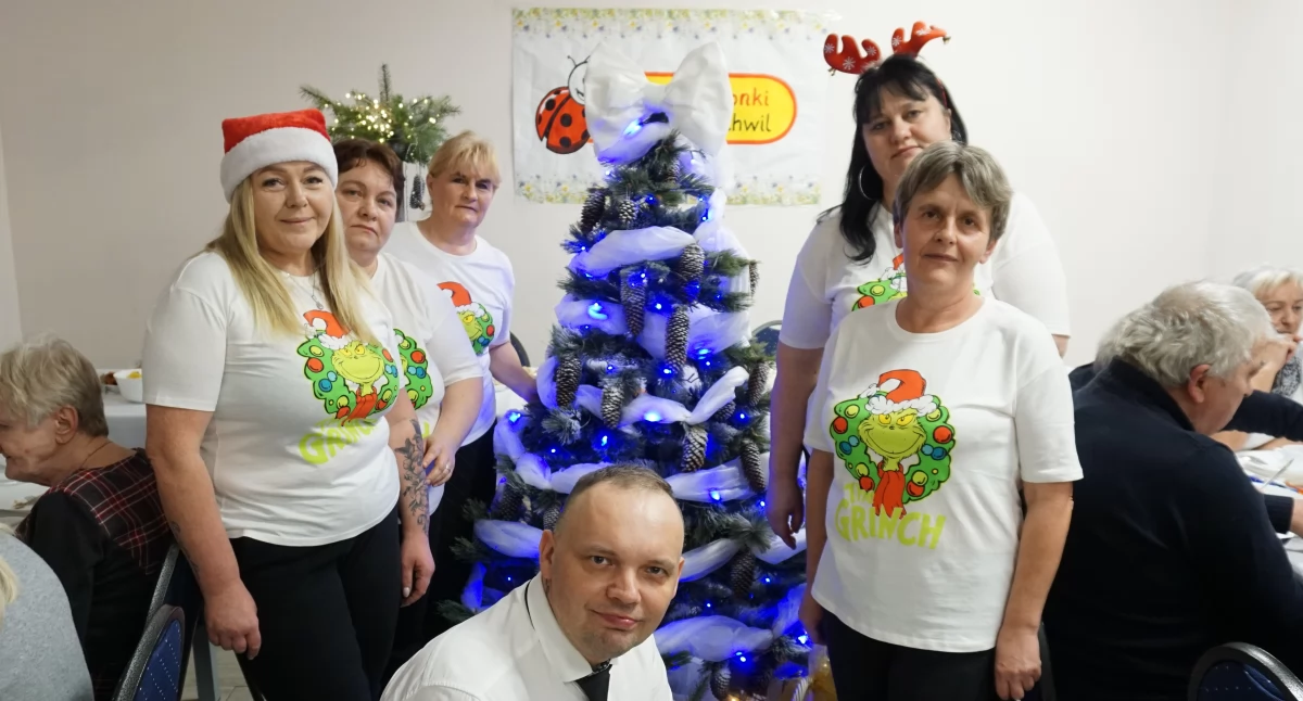 Pod widoczną na drugim planie choinką nie mogło zabraknąć prezentów dla seniorów, które ufundowała fundacja fot. Justyna Kulpińska