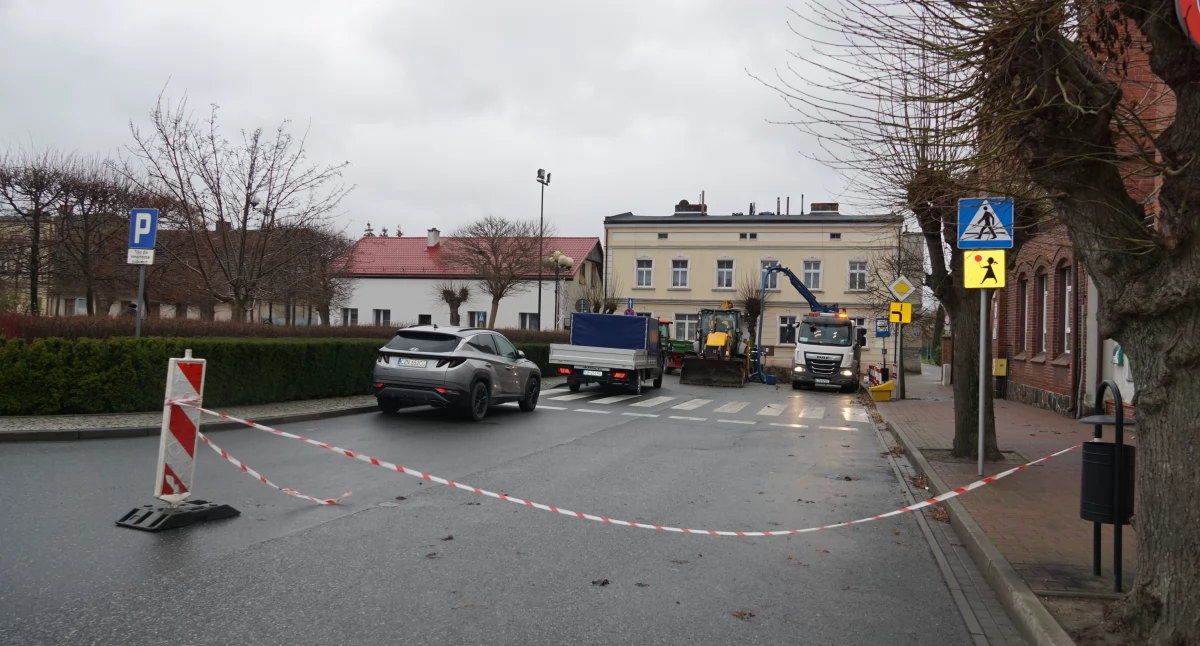 Przejazd wzdłuż zachodniej pierzei rynku jest zamknięty fot. Karol Gapiński