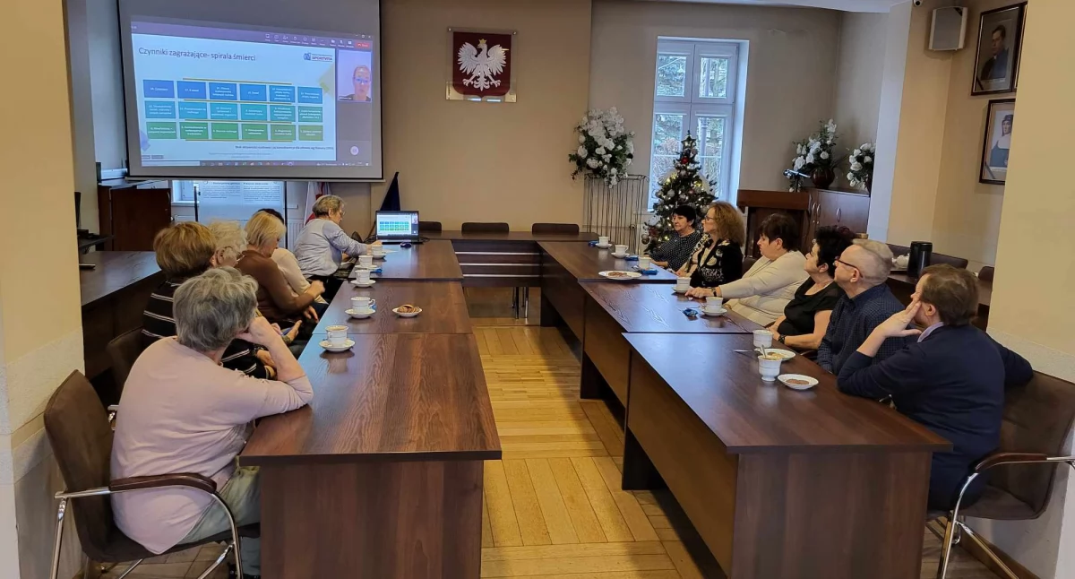 Program zapobiegania upadkom wśród seniorów zakończony. Wykład przeprowadziła dr Magdalena Żyła (fot. Ewa Hałas) 