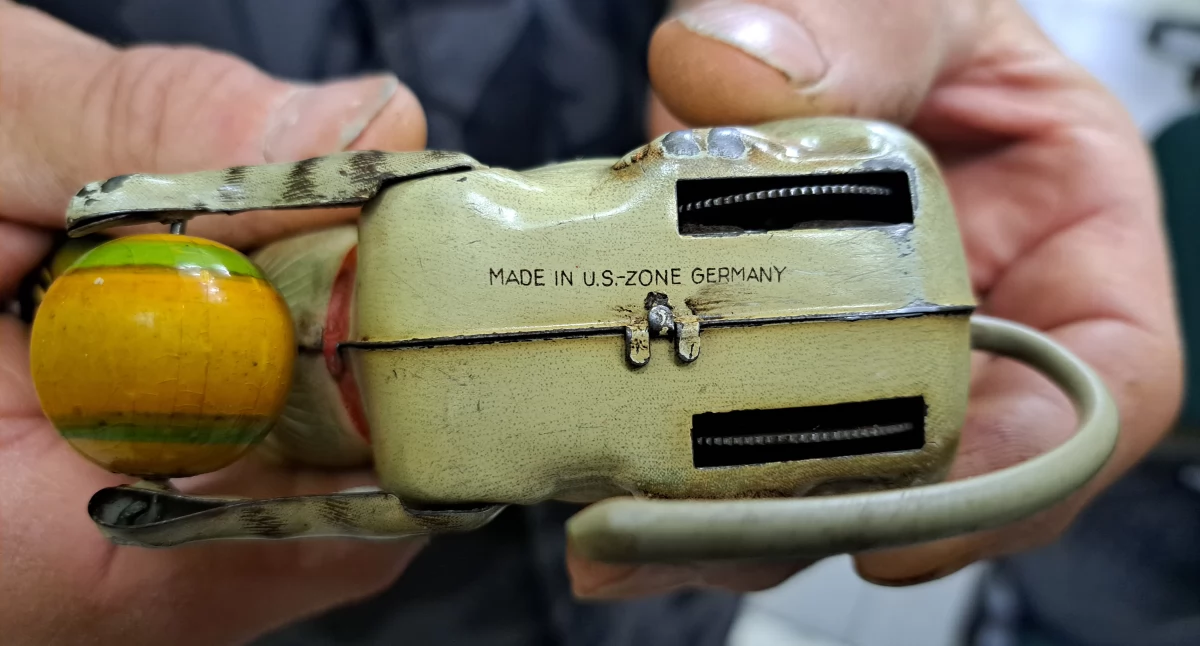 Na zabawce widnieje napis informujący o tym, że została ona wyprodukowana na terenie amerykańskiej strefy okupacyjnej w Niemczech, a zatem pomiędzy 1945 a 1949 rokiem fot. Karol Gapiński