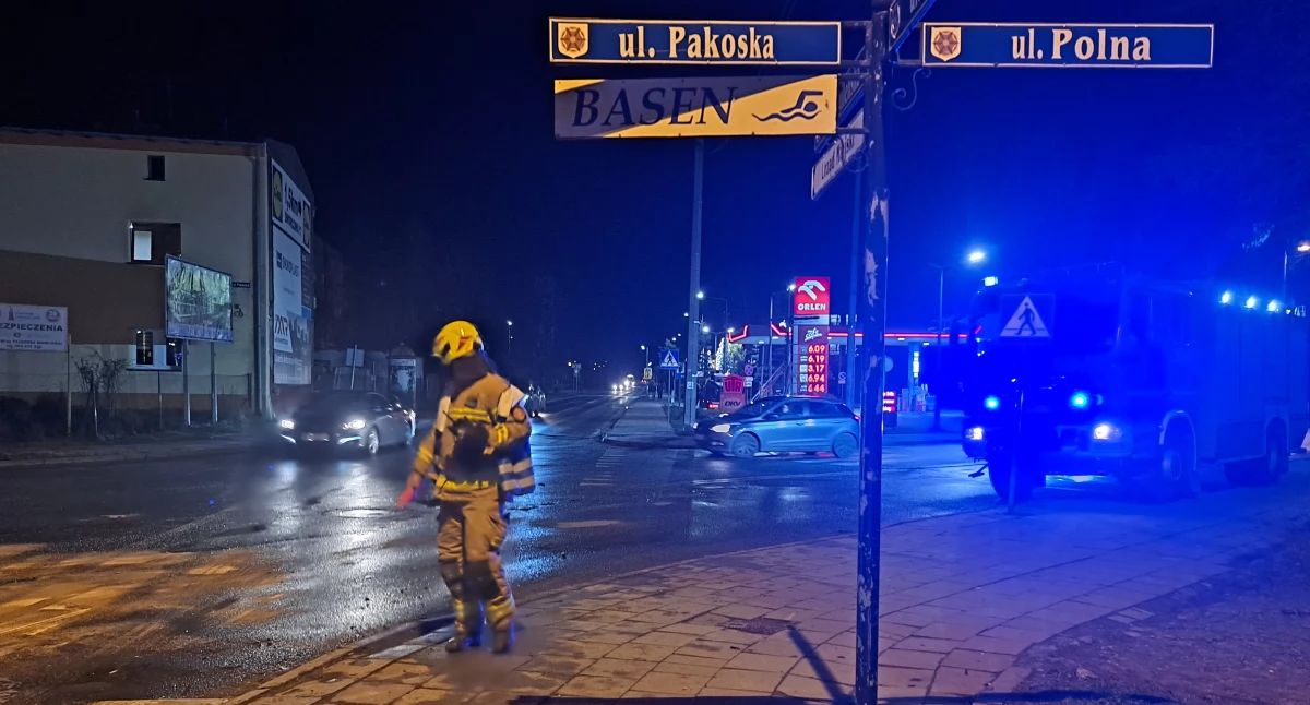 Strażacy kończą sporzątanie po zdarzeniu fot. Karol Gapiński
