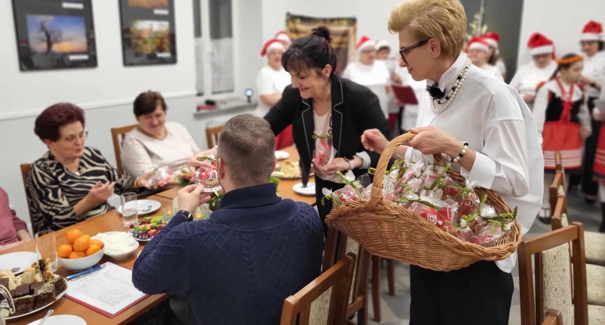 Podczas wspólnego kolędowania nie mogło zabraknąć upominków dla seniorów (fot. Ewa Hałas) 