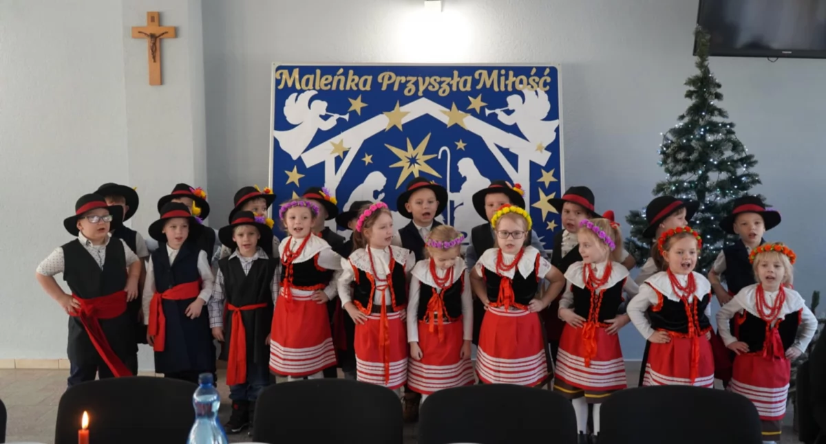 Dziecięcy Zespół Pałuki podczas wigilijnego spotkania z seniorami (fot. Wioletta Tomczak) 