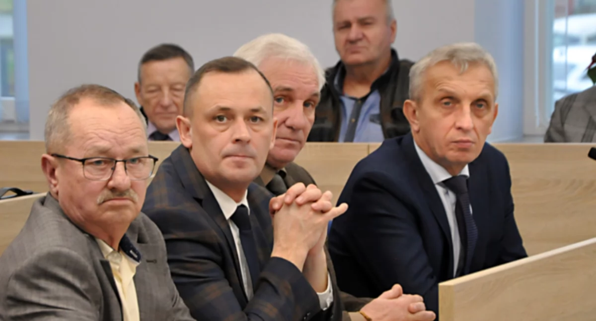 Polityka, podatki, decyzje • , Spłaty kredytów bliskie granicy zadłużenia - zdjęcie, fotografia