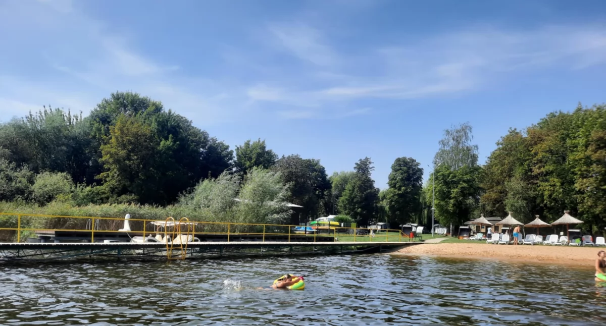 Jednym z miejsc, na którym pojawią się pracownicy nowej spółdzielni socjalnej będzie gąsawska plaża fot. Justyna Kulpińska