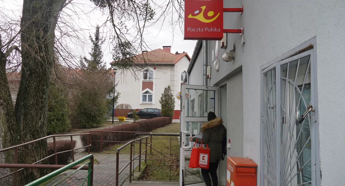 Poczta Polska nie ma w planach zamykania swojej placówki w Barcinie fot. Karol Gapiński