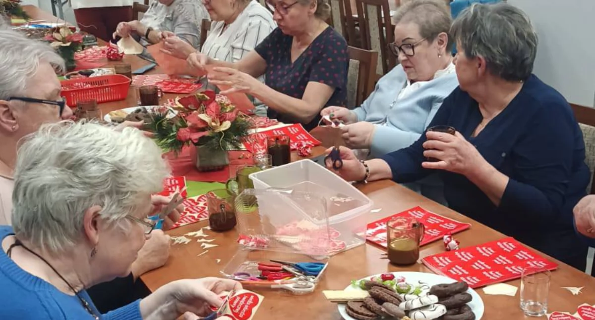Aktywni seniorzy przygotowują serduszka na 33. Finał WOŚP (fot. powierzone przez Centrum Kultury w Kcyni) 