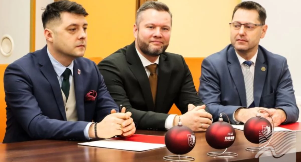 List intencyjny podpisali między innymi burmistrz Szubina Mariusz Piotrkowski (pierwszy z prawej) oraz zastępca burmistrza Kcyni Adam Kontowicz (w środku) fot. arch. Magdalena Stepka, Wydział Rozwoju Starostwa Powiatowego w Nakle nad Notecią