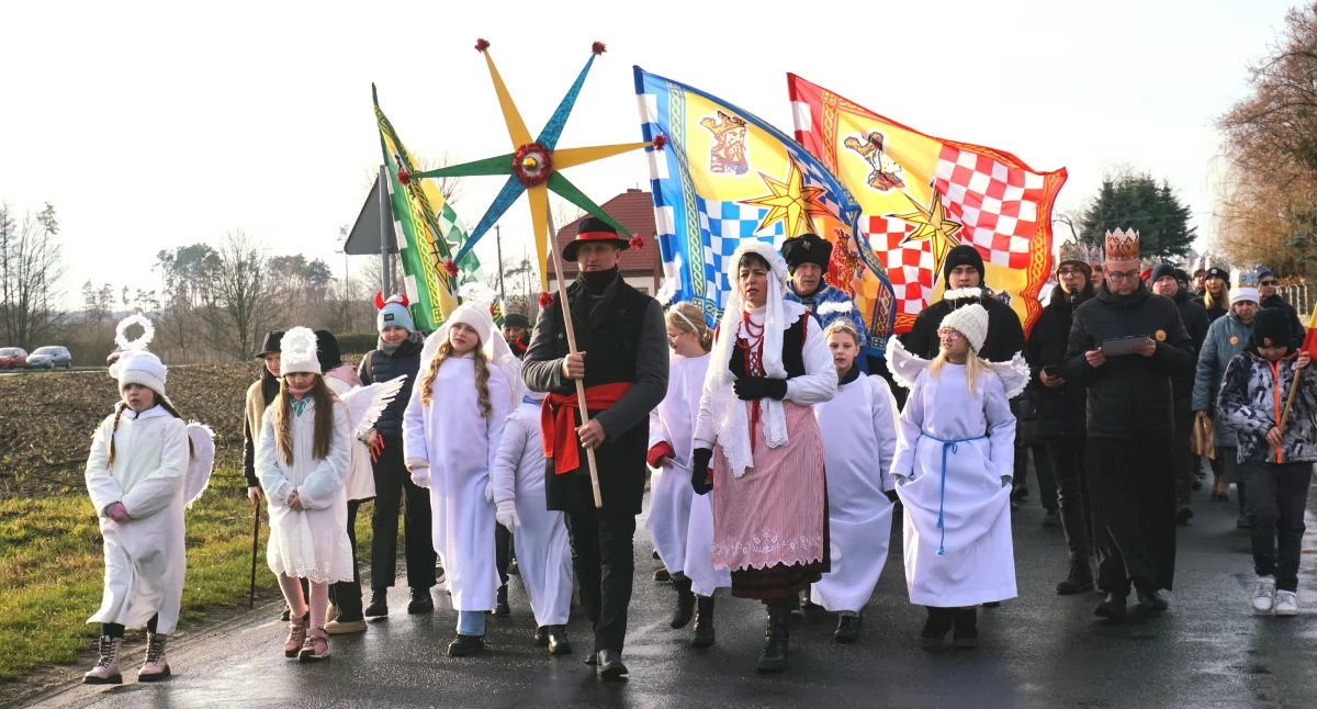 Uczestnicy orszaku maszerowali wyśpiewując kolędy fot. Justyna Kulpińska