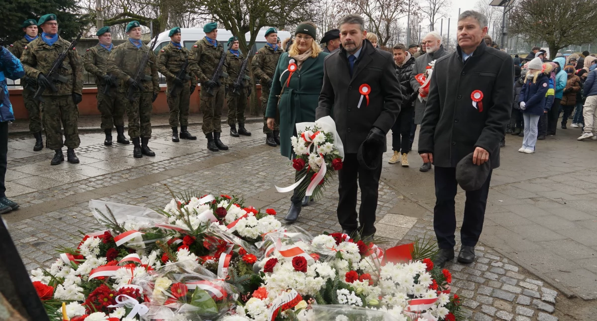 Marta Puzio oraz Paweł i Roman Kurkowie ze Szczepanowa składają wiązankę  podczas uroczystości upamiętniających Powstanie Wielkopolskie w Żninie. fot. Karol Gapiński