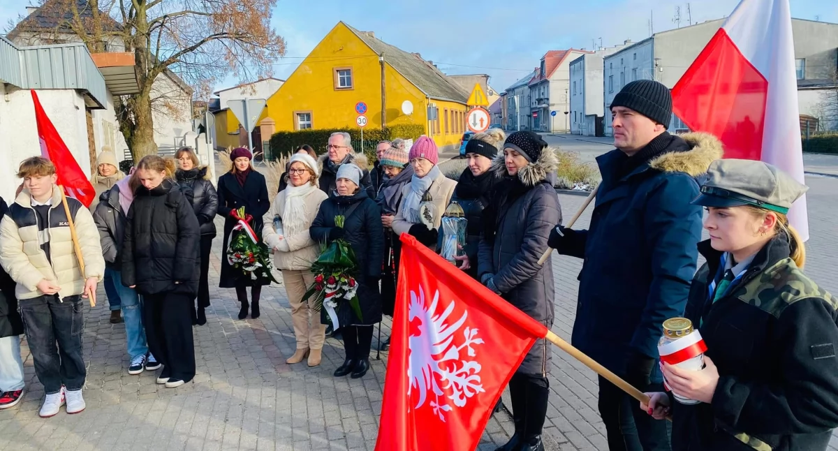 Delegacje i goście złożyli kwiaty pod powstańczym obeliskiem. fot. arch. Zespół Szkół w Łabiszynie