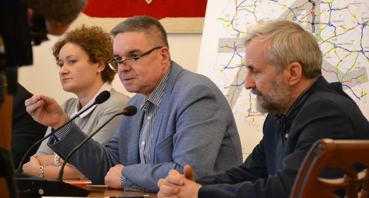 Dyrektor ZDW Mirosław Kielnik objaśniał, kiedy można się spodziewać faktycznego remontu drogi z Brzozy do Wylatowa fot. Magdalena Kruszka
