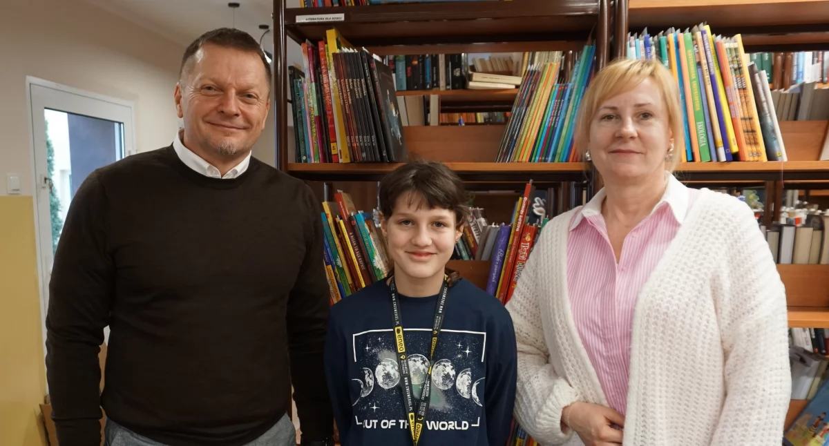 Od lewej: dyrektor SP w Żernikach Paweł Czechowski, laureatka konkursu Elżbieta Krzesińska oraz nauczycielka Sylwia Stasiak-Dziczek fot. Justyna Kulpińska