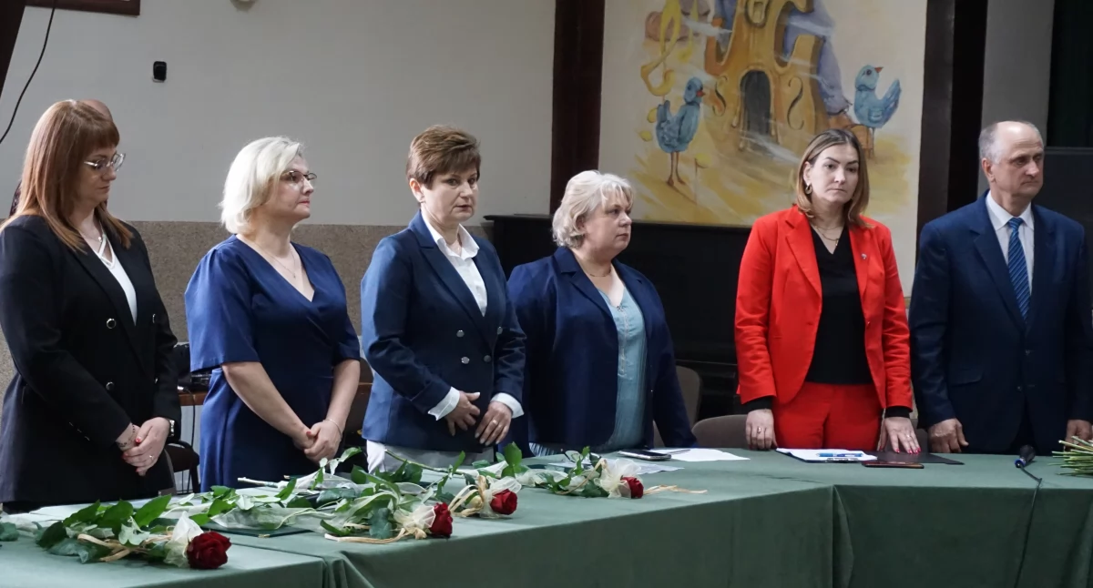Obecną wiceburmistrz Gąsawy Agnieszkę Wyrwas (pierwsza od lewej) zastąpi Paweł Szary. Zdjęcie z pierwszej sesji Rady Miejskiej w Gąsawie. fot. Justyna Kulpińska