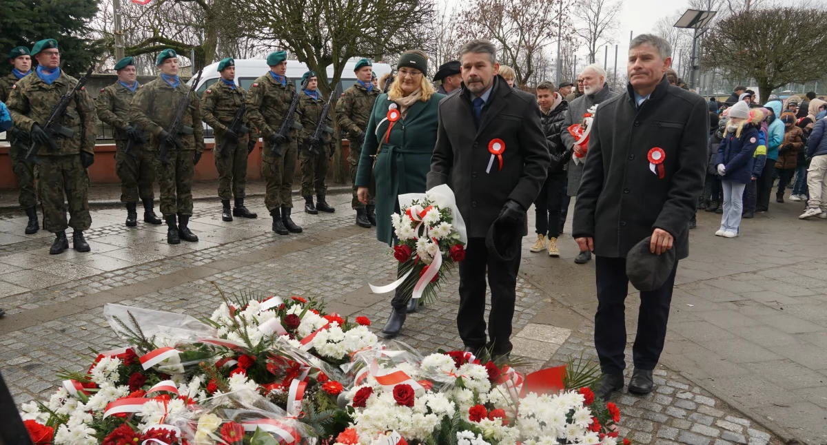 Marta Puzio oraz Paweł i Roman Kurkowie ze Szczepanowa składają wiązankę podczas uroczystości upamiętniających Powstanie Wielkopolskie w Żninie fot. Karol Gapiński