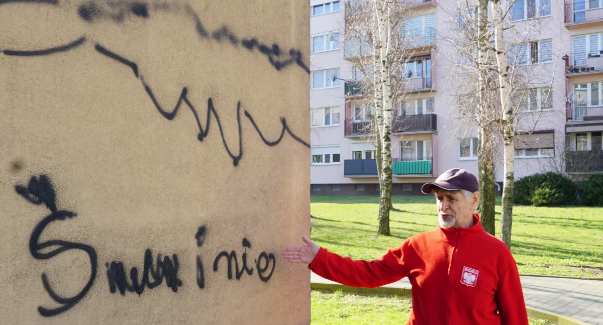Andrzej Turzyński zatrzymał na gorącym uczynku autora tych bohomazów i chciałby, żeby zapaskudzona elewacja została wreszcie pomalowana fot. Karol Gapiński